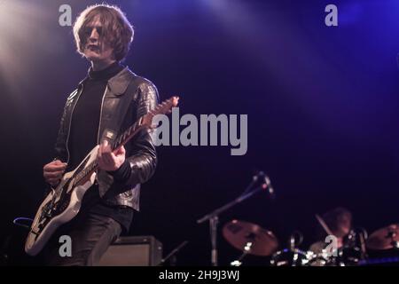 Tom Dougall de Toy se présentant au festival Green Man 2014 à Glanusk Park, au sud du pays de Galles Banque D'Images