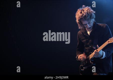 Dominic O'Dair of Toy se produit au festival Green Man 2014 à Glanusk Park, au sud du pays de Galles Banque D'Images