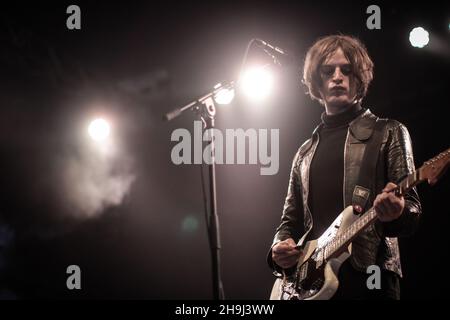 Tom Dougall de Toy se présentant au festival Green Man 2014 à Glanusk Park, au sud du pays de Galles Banque D'Images