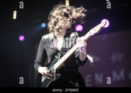 Anna Calvi se produit au festival Green Man 2014 à Glanusk Park, au sud du pays de Galles Banque D'Images