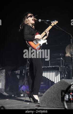 Anna Calvi se produit au festival Green Man 2014 à Glanusk Park, au sud du pays de Galles Banque D'Images