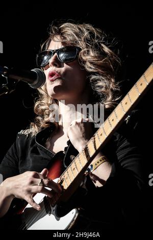 Anna Calvi se produit au festival Green Man 2014 à Glanusk Park, au sud du pays de Galles Banque D'Images