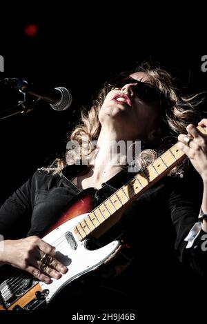 Anna Calvi se produit au festival Green Man 2014 à Glanusk Park, au sud du pays de Galles Banque D'Images