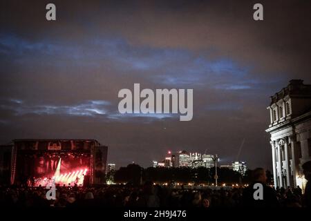 Goldfrapp se présente sur scène au Old Royal Naval College de Greenwich Banque D'Images