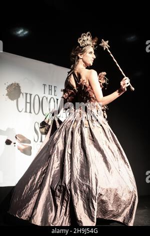 Le défilé de mode composé de vêtements présentant ou à thème autour du chocolat au Chocolate Show de l'Olympia West à Londres Banque D'Images