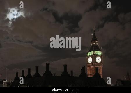 Big Ben (également connu sous le nom de Tour Elizabeth) vue la nuit Banque D'Images