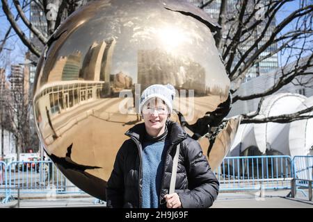Julie Carney pose pour des photos devant la sculpture sphère dans une sphère d'Arnaldo Pomodoro Banque D'Images