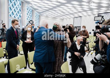Berlin, Allemagne.7 décembre 2021.Le gouvernement allemand signe un accord de coalition à Berlin.Les trois partenaires avaient choisi un lieu symbolique pour la signature de leur accord de coalition, le Futurium de Berlin, un centre d'expositions sur la formation de l'avenir.(Credit image: © Ralph Pache/PRESSCOV via ZUMA Press Wire) Banque D'Images