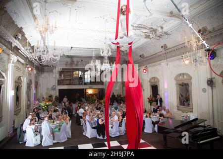 Loredana Calzon Schwartz, artiste aéroaliste, qui se présente à un parti dans le Bush Hall de Londres Banque D'Images