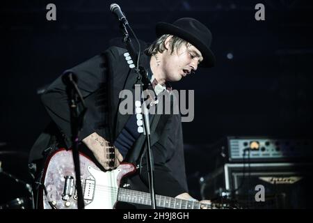 Pete Doherty des Libertines clôture le Festival de lecture 2015 sur la scène principale Banque D'Images