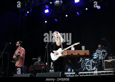 Rebecca Taylor de Slow Club à la 10e édition de Le festival End of the Road dans les jardins de l'arbre de Larmar Dans Dorset Banque D'Images