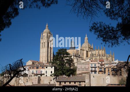 Vue sur la cathédrale de Ségovie. D'un ensemble de vues générales de Ségovie en Espagne. Banque D'Images