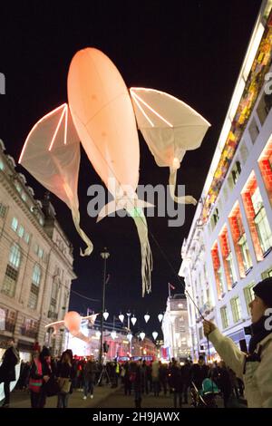 Luminées par le groupe d'artistes porte par le vent à Piccadilly, une partie de Lumiere Londres, un festival de lumière libre dans 30 endroits dans certains des quartiers les plus emblématiques de la capitale. Banque D'Images