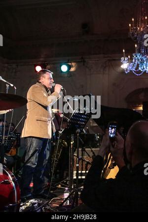 Suggs (vrai nom Graham McPherson) de Madness, qui a accueilli le plus joli hommage de Star à David Bowie au Bush Hall de Londres, qui a recueilli des fonds pour la recherche sur le cancer Banque D'Images