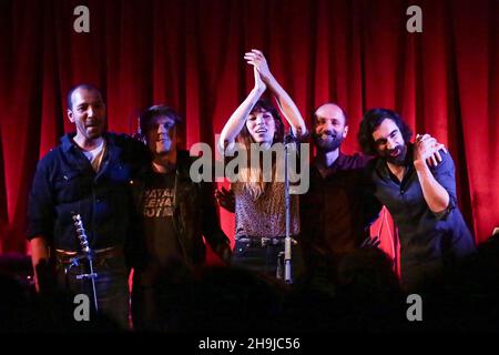 Lou Doillon se présentant en direct sur scène avec son groupe à la première date de sa nouvelle tournée au Bush Hall de Londres Banque D'Images