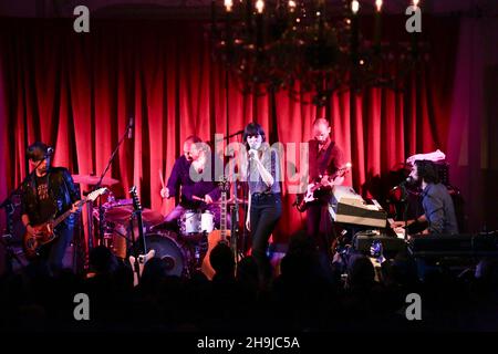 Lou Doillon se présentant en direct sur scène avec son groupe à la première date de sa nouvelle tournée au Bush Hall de Londres Banque D'Images