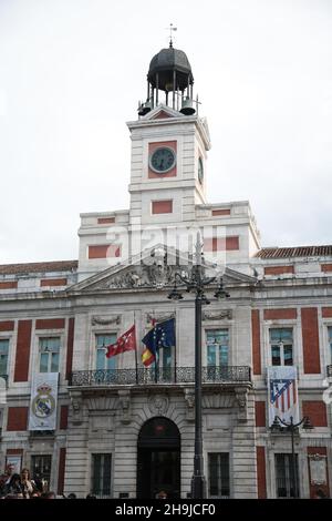 Vue sur la mairie de Madrid, avec les drapeaux du Real Madrid et de l'Athletico Madrid devant leur match final de la Ligue des Champions.Vues générales à Madrid pendant le festival San Isidro de 2016 Banque D'Images
