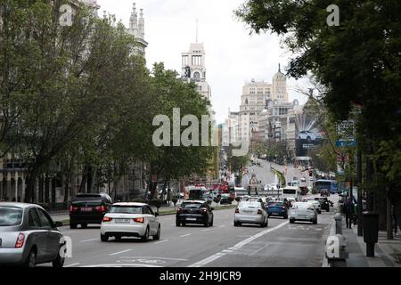 Vue sur la Calle Alcala en direction de Gran via à Madrid, Espagne. Vues générales à Madrid pendant le festival San Isidro de 2016 Banque D'Images