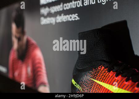 Une série de vues générales de la boutique de sport DW du centre Arndale de Manchester autour du lancement de la nouvelle chaussure de football Nike Mercurial. Banque D'Images