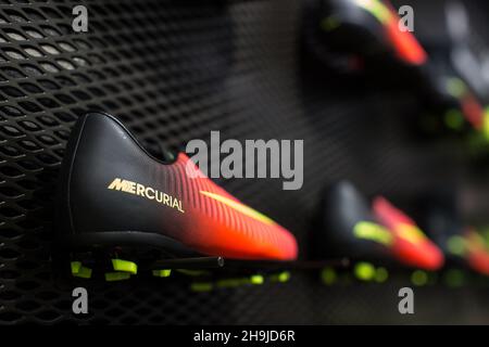 Une vue rapprochée de la nouvelle chaussure de football Nike Mercurial.Une série de vues générales de la boutique de sport DW du centre Arndale de Manchester autour du lancement de la nouvelle chaussure de football Nike Mercurial. Banque D'Images