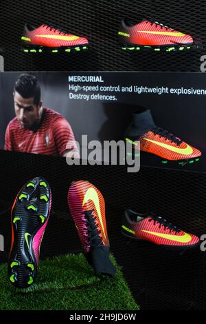 Une série de vues générales de la boutique de sport DW du centre Arndale de Manchester autour du lancement de la nouvelle chaussure de football Nike Mercurial. Banque D'Images