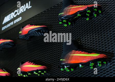 Une présentation de la nouvelle chaussure de football Nike Mercurial.Une série de vues générales de la boutique de sport DW du centre Arndale de Manchester autour du lancement de la nouvelle chaussure de football Nike Mercurial. Banque D'Images