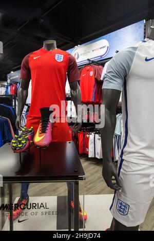 Vues à l'intérieur de la boutique de sports DW de Manchester montrant le kit d'Angleterre avant les championnats d'Europe 2016.Une série de vues générales de la boutique de sport DW du centre Arndale de Manchester autour du lancement de la nouvelle chaussure de football Nike Mercurial. Banque D'Images