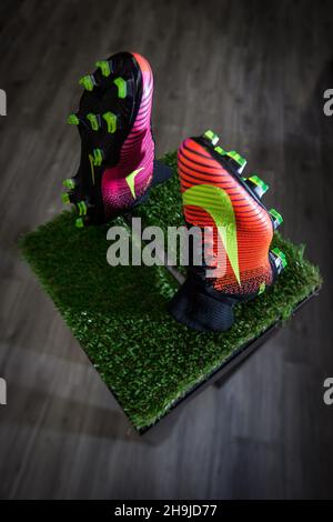 Une série de vues générales de la boutique de sport DW du centre Arndale de Manchester autour du lancement de la nouvelle chaussure de football Nike Mercurial. Banque D'Images