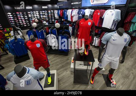 Vues à l'intérieur de la boutique de sports DW de Manchester montrant le kit d'Angleterre avant les championnats d'Europe 2016.Une série de vues générales de la boutique de sport DW du centre Arndale de Manchester autour du lancement de la nouvelle chaussure de football Nike Mercurial. Banque D'Images