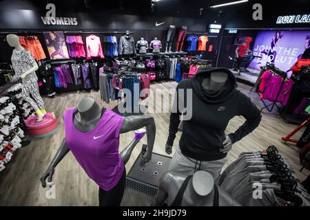 Vue à l'intérieur de la boutique de sports DW de Manchester.Une série de vues générales de la boutique de sport DW du centre Arndale de Manchester autour du lancement de la nouvelle chaussure de football Nike Mercurial. Banque D'Images