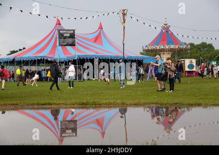 Les festivaliers endurent de fortes pluies le premier jour du festival Field Day.D'une série de vues générales le deuxième jour du festival Field Day 2016 à Victoria Park à Londres Banque D'Images