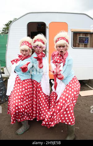 Festival Goers in Grease déguisement au Glastonbury 2016 Festival sur la ferme digne de Somerset Banque D'Images