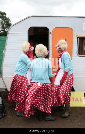 Festival Goers in Grease déguisement au Glastonbury 2016 Festival sur la ferme digne de Somerset Banque D'Images