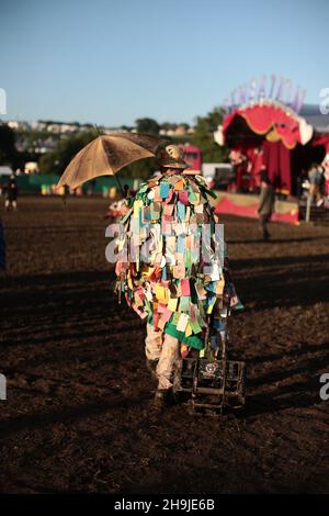 Malcolm Green, le roi auto-proclamé de Glastonbury lors du festival Glastonbury 2016 sur la ferme digne, Somerset.M. Green porte des étiquettes qui portent des souhaits écrits par des festivaliers datant de plus de 20 ans, dont beaucoup, dit-il, sont venus vrai. Banque D'Images