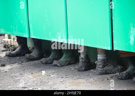 Des souellis boueux vus au pied des portes des latrines le deuxième jour du festival Glastonbury 2016 sur la ferme digne de Somerset Banque D'Images