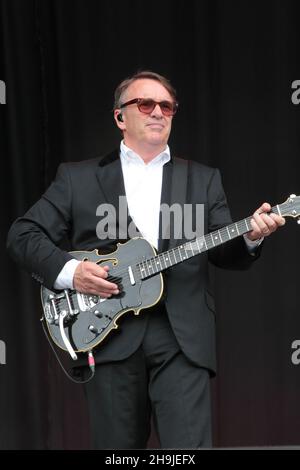 Chris Difford de Squeeze en live sur la scène du festival 2016 de la latitude, à Southwold, Suffolk Banque D'Images