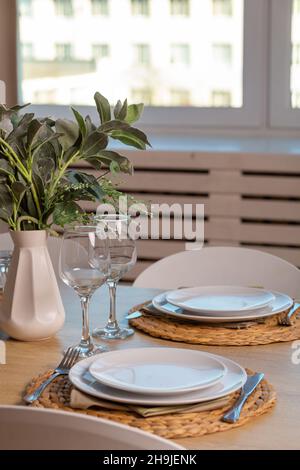 Petit déjeuner sur une table en bois avec un joli vase et une chaise moderne.Un ensemble de table pour deux personnes. Banque D'Images