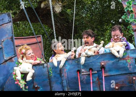 Le casting de la compagnie de théâtre Enfants Terribles (l-r: Lizzy Dive, Emily Essery, Phillip Bosworth et Dominic Allen) exécutant le fantastique laboratoire d'exploration de vol au festival Latitude 2016 Banque D'Images