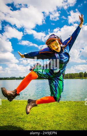 Emily Essery, de la société de théâtre Enfants Terribles, pose pour des photos avant de réaliser le fantastique laboratoire d'exploration de vol au Milton Keynes IF Festival (note de l'éditeur: Cette image a été éditée à des fins promotionnelles). Banque D'Images