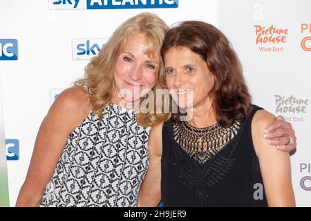 Mary Decker (à gauche) et Zola Budd posent pour des photos à la première mondiale du film The Fall projeté à Picturehouse Central près de Piccadilly à Londres Banque D'Images