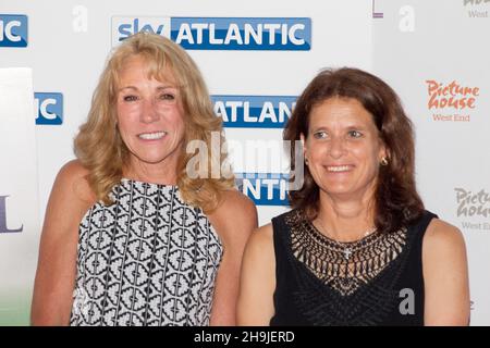 Mary Decker (à gauche) et Zola Budd posent pour des photos à la première mondiale du film The Fall projeté à Picturehouse Central près de Piccadilly à Londres Banque D'Images