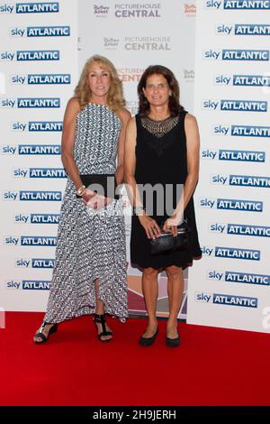 Mary Decker (à gauche) et Zola Budd posent pour des photos à la première mondiale du film The Fall projeté à Picturehouse Central près de Piccadilly à Londres Banque D'Images