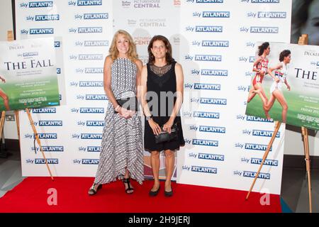 Mary Decker (à gauche) et Zola Budd posent pour des photos à la première mondiale du film The Fall projeté à Picturehouse Central près de Piccadilly à Londres Banque D'Images