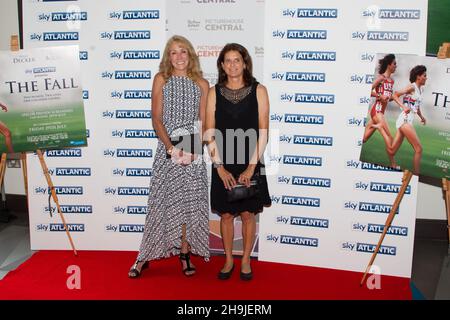 Mary Decker (à gauche) et Zola Budd posent pour des photos à la première mondiale du film The Fall projeté à Picturehouse Central près de Piccadilly à Londres Banque D'Images