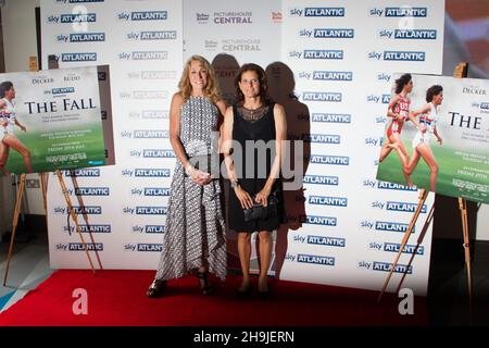 Mary Decker (à gauche) et Zola Budd posent pour des photos à la première mondiale du film The Fall projeté à Picturehouse Central près de Piccadilly à Londres Banque D'Images