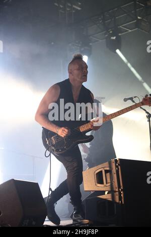 John Robb des membranes se présentant sur la scène lointaine du festival Green Man 2016 dans les Brecon Beacons au sud du pays de Galles Banque D'Images