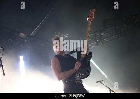 John Robb des membranes se présentant sur la scène lointaine du festival Green Man 2016 dans les Brecon Beacons au sud du pays de Galles Banque D'Images