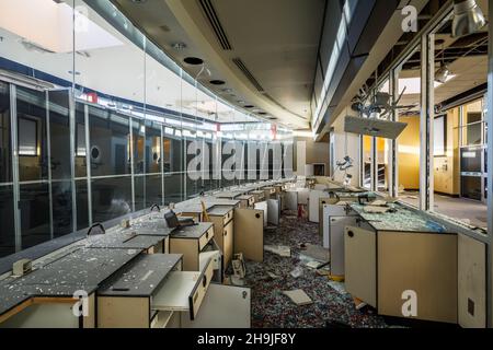 Le box office de l'ancien AMC Interchange 30 Theatre pendant la démolition.Vaughan, Ontario, Canada.Cet emplacement a depuis été démoli. Banque D'Images