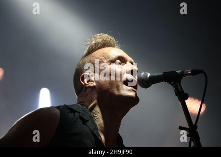 John Robb des membranes se présentant sur la scène lointaine du festival Green Man 2016 dans les Brecon Beacons au sud du pays de Galles Banque D'Images