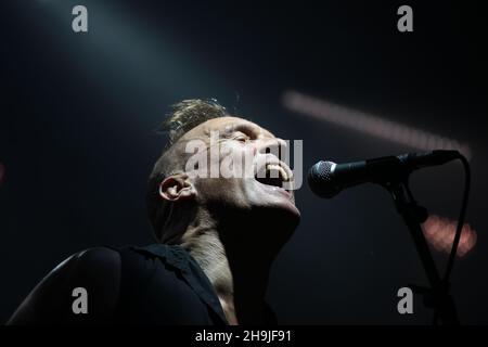 John Robb des membranes se présentant sur la scène lointaine du festival Green Man 2016 dans les Brecon Beacons au sud du pays de Galles Banque D'Images